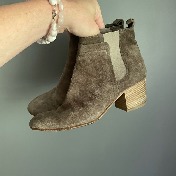 VINCE Hallie Grey Suede Ankle Boots Womens Size 8 - Picture 2 of 5